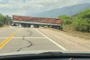 Siniestro en El Portezuelo: un cami�n bloquea la Ruta Nacional 38