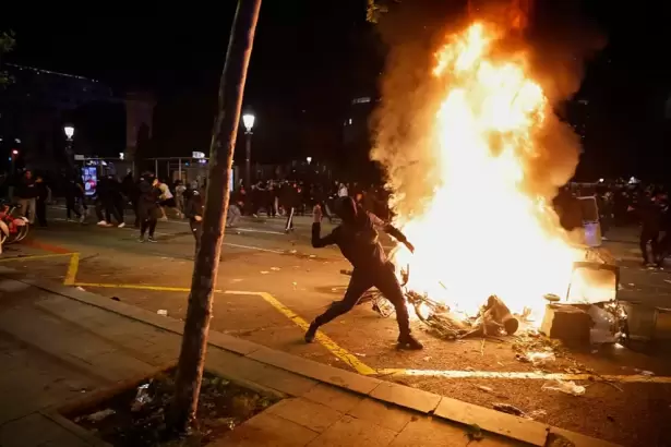 Europa en crisis: miles de personas se enfrentaron con la polic�a en Espa�a e Italia