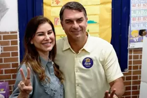Fl�vio Bolsonaro ya vot� y llam� a cambiar el rumbo de Brasil: "Lleg� el momento de cambiar"