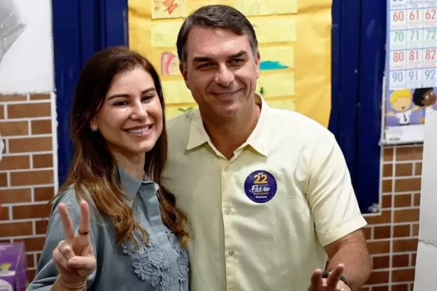 Fl�vio Bolsonaro vot� y pidi� modificar el rumbo de Brasil: "Lleg� el momento de cambiar"