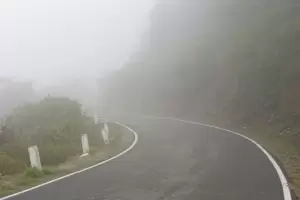 Advierten sobre riesgos en rutas por lloviznas, neblina y desprendimientos