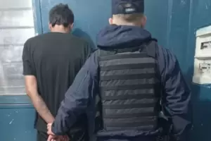 Ingres� a una vivienda, lo descubrieron y amenaz� con un arma blanca