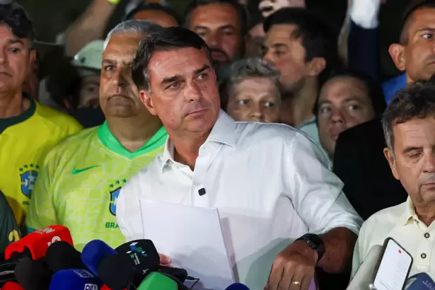 Investigan si Fl�vio Bolsonaro intent� cruzar a la Argentina para irse a EE.UU.