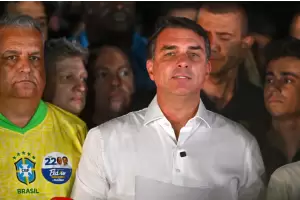 Fl�vio Bolsonaro le pidi� asilo pol�tico a Trump y ya est� en vuelo a EE.UU.