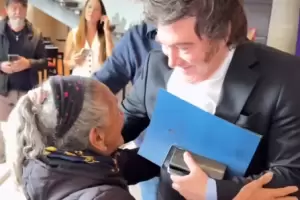 VIDEO: el viral encuentro de Javier Milei y Do�a Juana Lucero