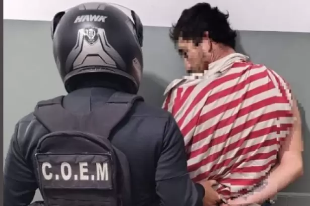 Detienen a violento y la secuestran un arma blanca