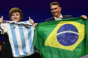 Piden informes a Migraciones para investigar si se encubri� la salida de Fl�vio Bolsonaro