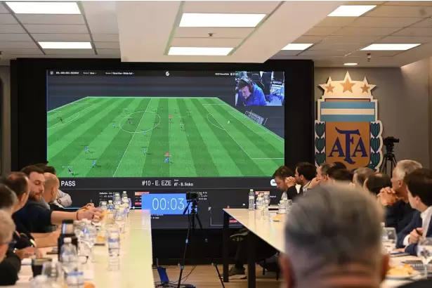 Se confirm� el VAR semiautom�tico en Argentina: c�mo funciona y cu�ndo debutar�