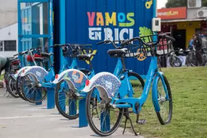 La Capital inaugur� una nueva estaci�n de "Vamos en Bici" y entreg� rodados restaurados