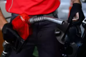 El Gobierno volvi� a postergar los impuestos a los combustibles