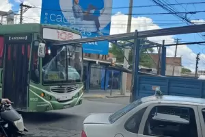 Choque en Avda. G�emes: hierros de un cami�n atravesaron el parabrisas de un colectivo