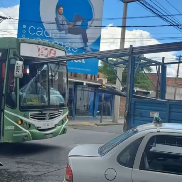 Choque en Avda. G�emes: hierros de un cami�n atravesaron el parabrisas de un colectivo
