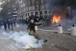 Arde Italia: manifestantes marcharon contra el gobierno de Meloni