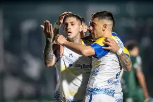 Rosario Central venci� a Sarmiento con dos hombres de m�s y es el �nico l�der del Anual